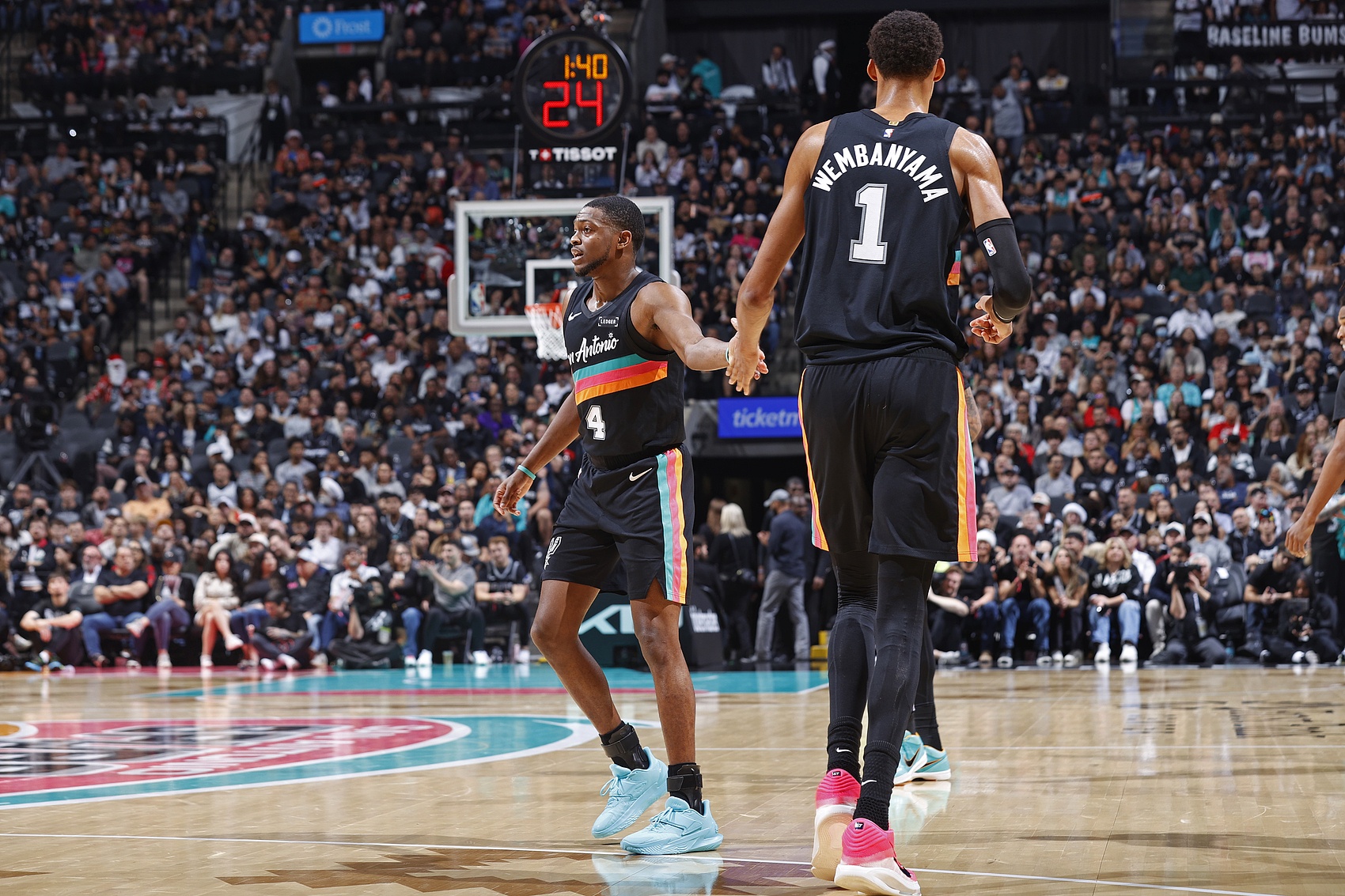 半岛体育APP-福克斯:绿军今天的防守不常见 他们让文班在低位持球 我们作掩护